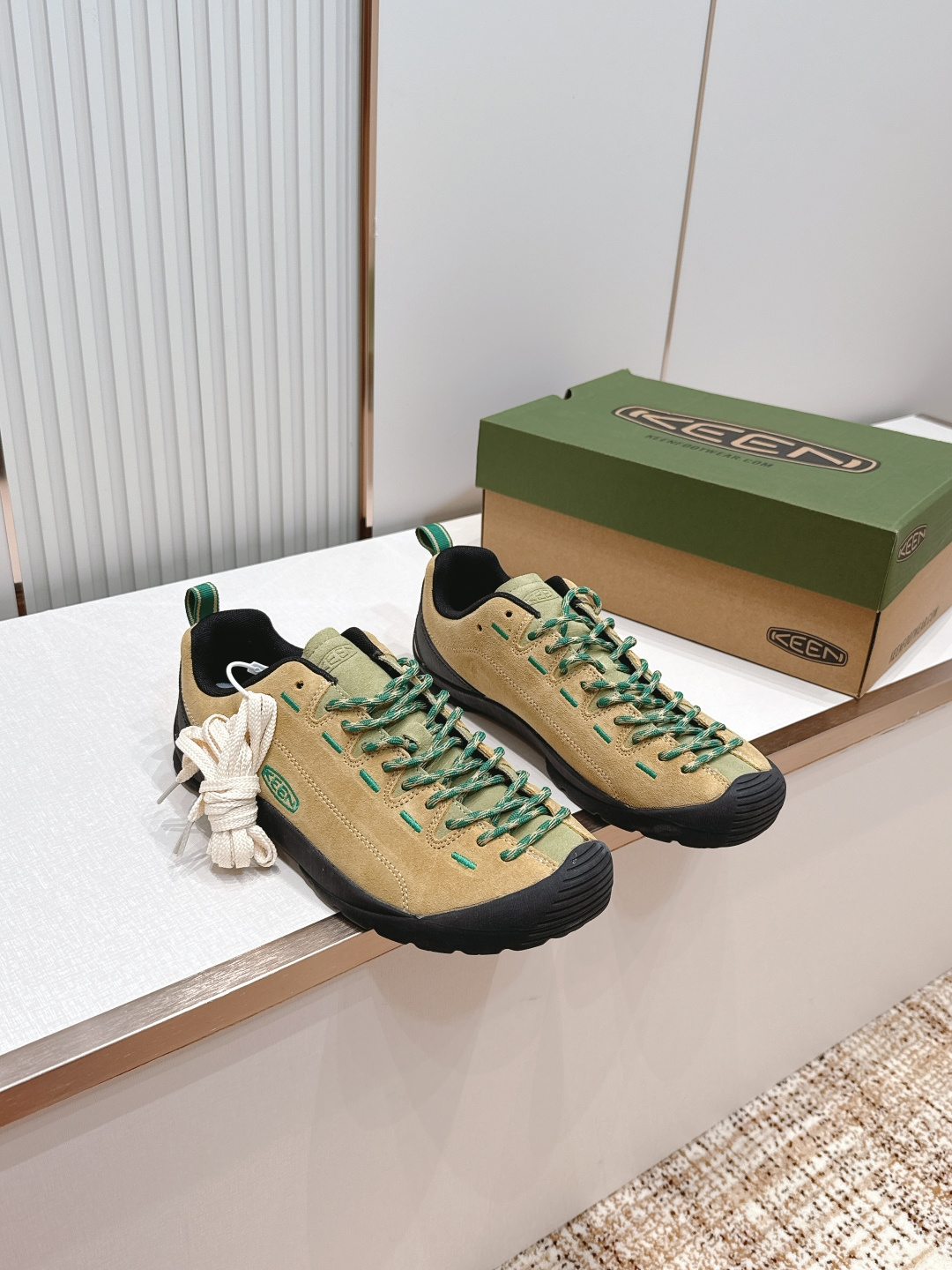 情侣款 KEEN JasPer户外徒步鞋系列低帮设计，麂皮鞋面+编织鞋带，户外感满满！防滑耐磨橡胶鞋底，