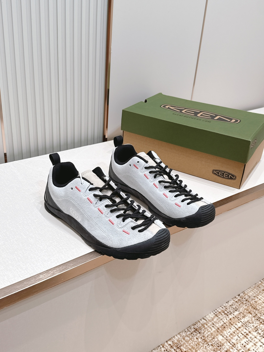 情侣款 KEEN JasPer户外徒步鞋系列低帮设计，麂皮鞋面+编织鞋带，户外感满满！防滑耐磨橡胶鞋底，