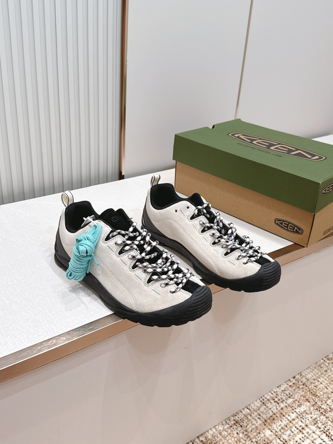 情侣款 KEEN JasPer户外徒步鞋系列低帮设计，麂皮鞋面+编织鞋带，户外感满满！防滑耐磨橡胶鞋底，