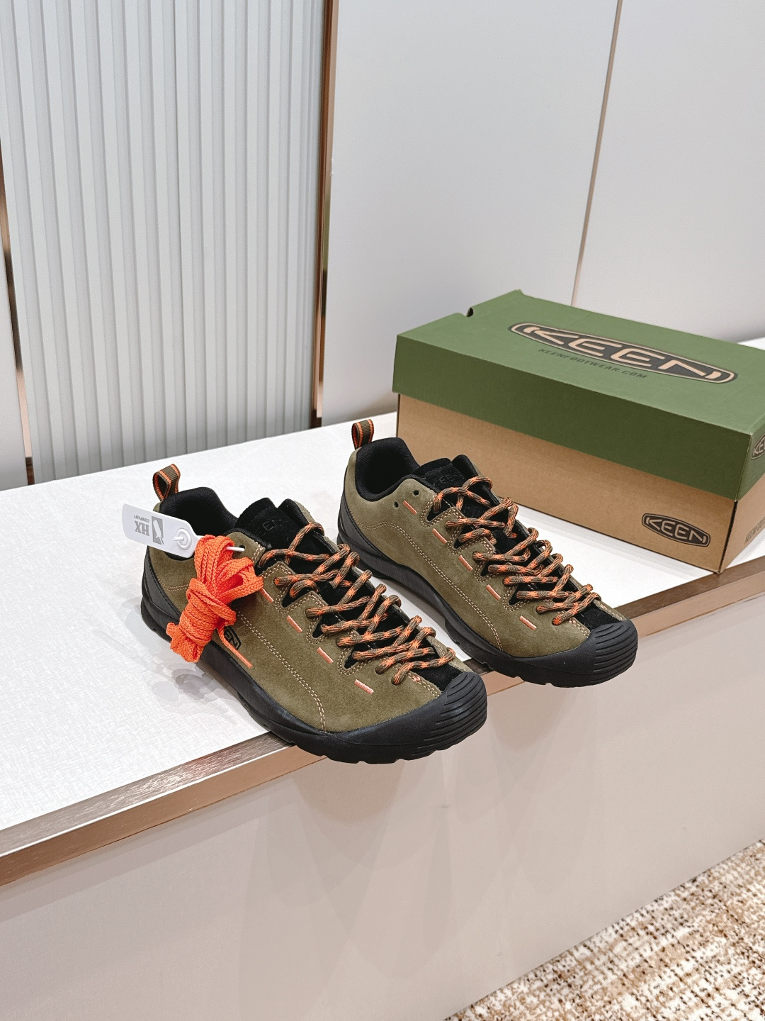 情侣款 KEEN JasPer户外徒步鞋系列低帮设计，麂皮鞋面+编织鞋带，户外感满满！防滑耐磨橡胶鞋底，