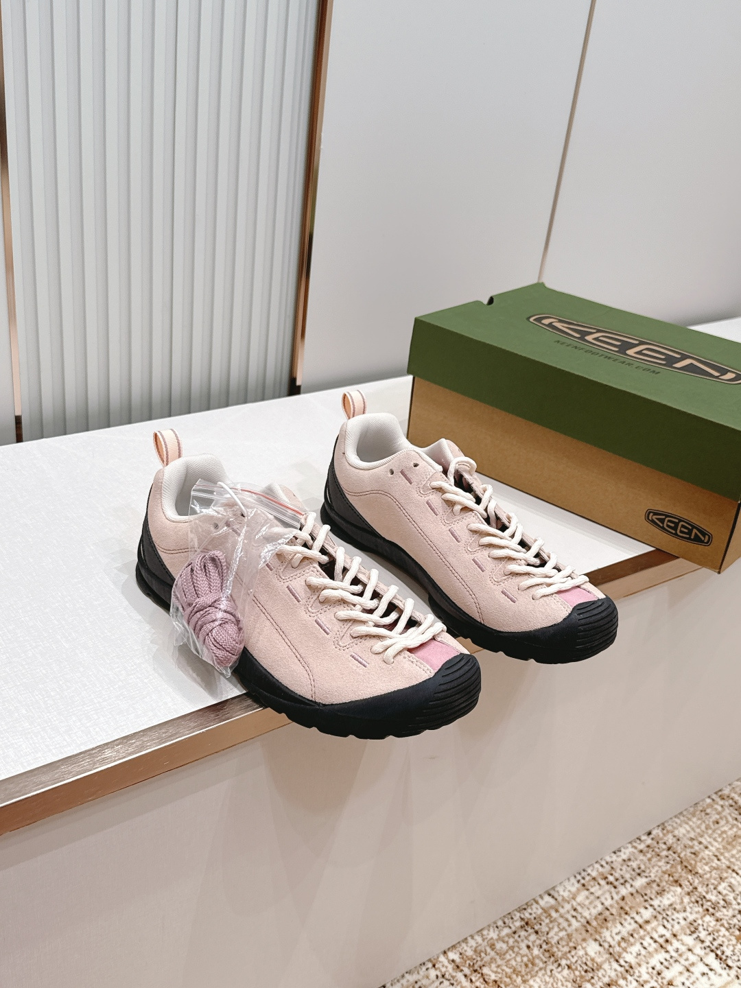 情侣款 KEEN JasPer户外徒步鞋系列低帮设计，麂皮鞋面+编织鞋带，户外感满满！防滑耐磨橡胶鞋底，