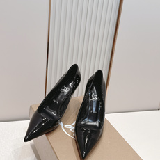 代购级Christian Louboutin 26/So Kate系列尖头细高跟鞋这是Christian 代购级Christian Louboutin 26/So Kate系列尖头细高跟鞋这是Christian