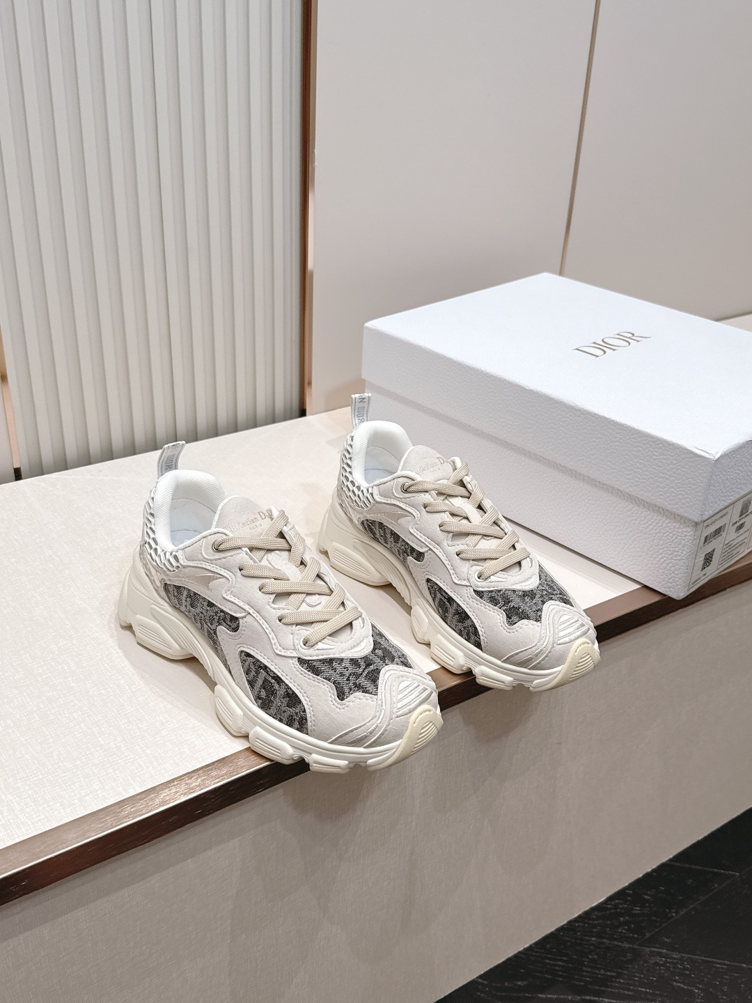 NO:875218,The latest hot new colors!  Out of Dior Chrono's new casual sports shoes, running shoes and dad shoes. They are really cool and futuristic! They are really cool!  Once again interpreting Dior's concept of cool fashion, the lucky star will bless you with good luck. The new EVA sole is super light and super soft! A perfect replica of the original!  Fully matched material and mold!  !  35-40,dad shoes,dior,dior,sneakers19860909最新火爆新色系！出 迪奥 Dior Chrono 新款休闲运动鞋跑鞋老爹鞋 真的酷毙了,未来感十足!真的好飒！再次演绎了迪奥酷时尚的理念,幸运星为你加持好运,全新的EVA鞋底超轻超软!原版完美复刻！全对版材质 模具！！35-40,老爹鞋,dior,dior,sneakers,Women's Shoes