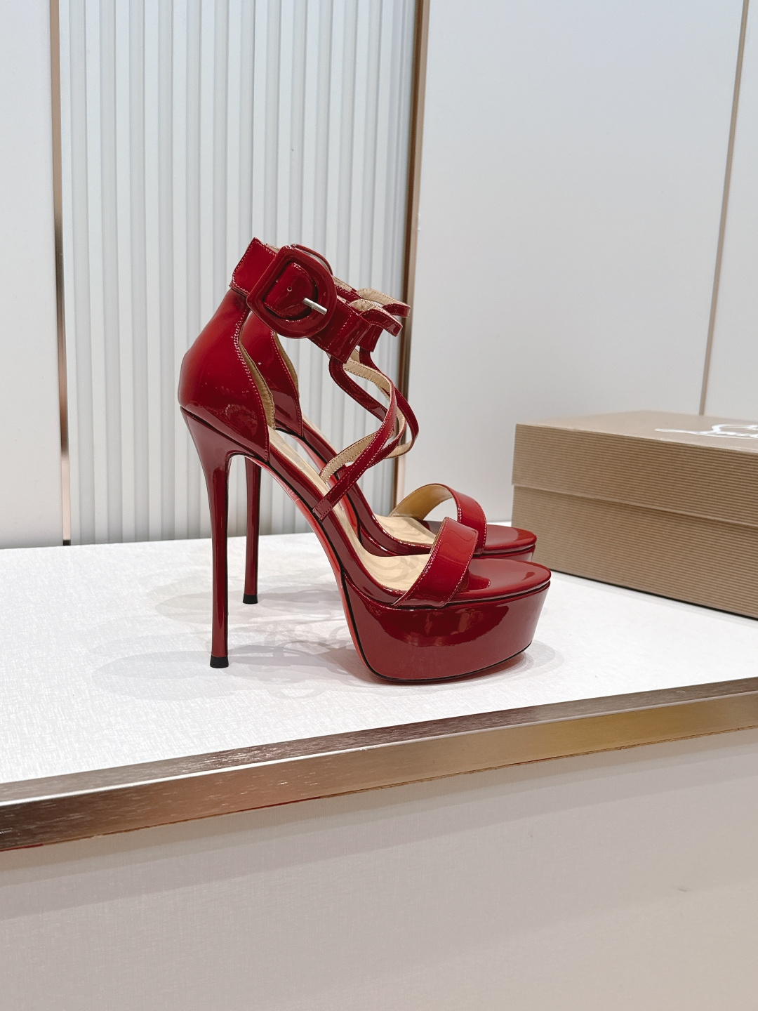 Christian louboutin 26s夏季新款时装高跟鞋 圆头水台高跟凉鞋顶级品质 🍃原汁原味的 Christian louboutin 26s夏季新款时装高跟鞋 圆头水台高跟凉鞋顶级品质 🍃原汁原味的