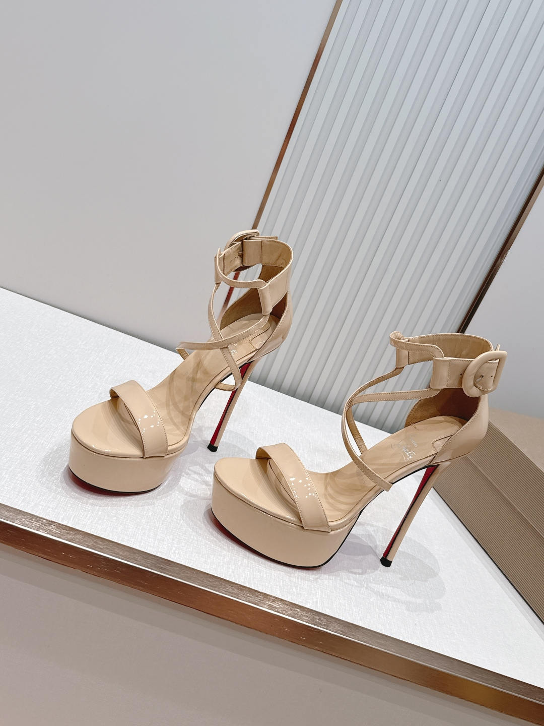 Christian louboutin 26s夏季新款时装高跟鞋 圆头水台高跟凉鞋顶级品质 🍃原汁原味的
