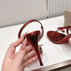 Christian Louboutin 26/Condora系列高跟凉鞋这是Christian Loub Christian Louboutin 26/Condora系列高跟凉鞋这是Christian Loub