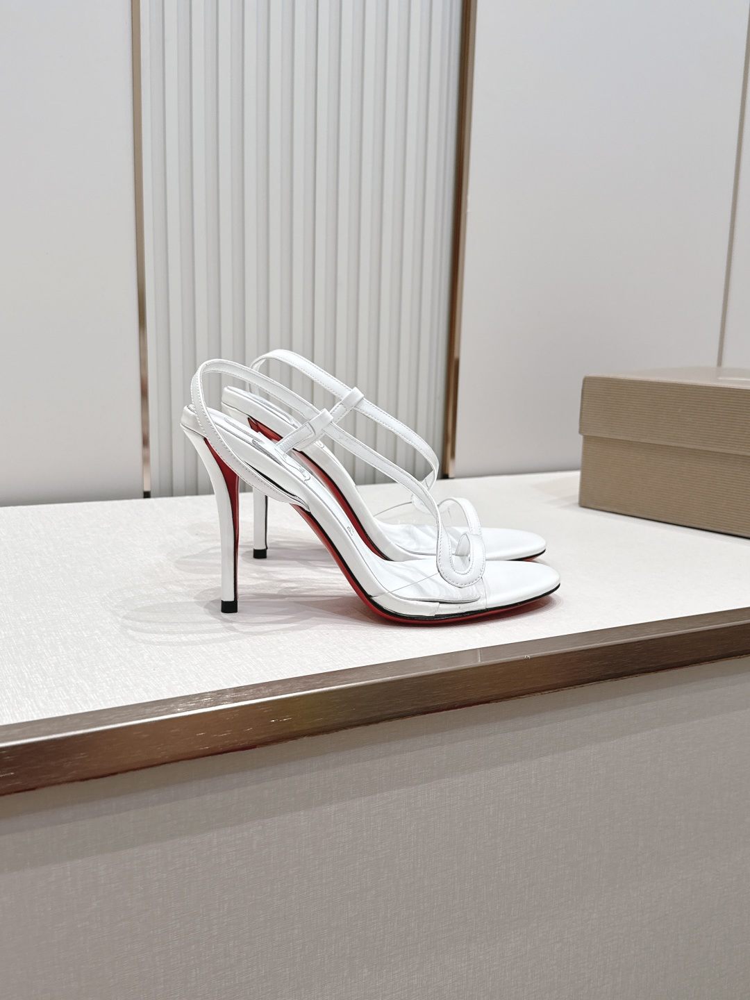 Christian Louboutin 26/Condora系列高跟凉鞋这是Christian Loub
