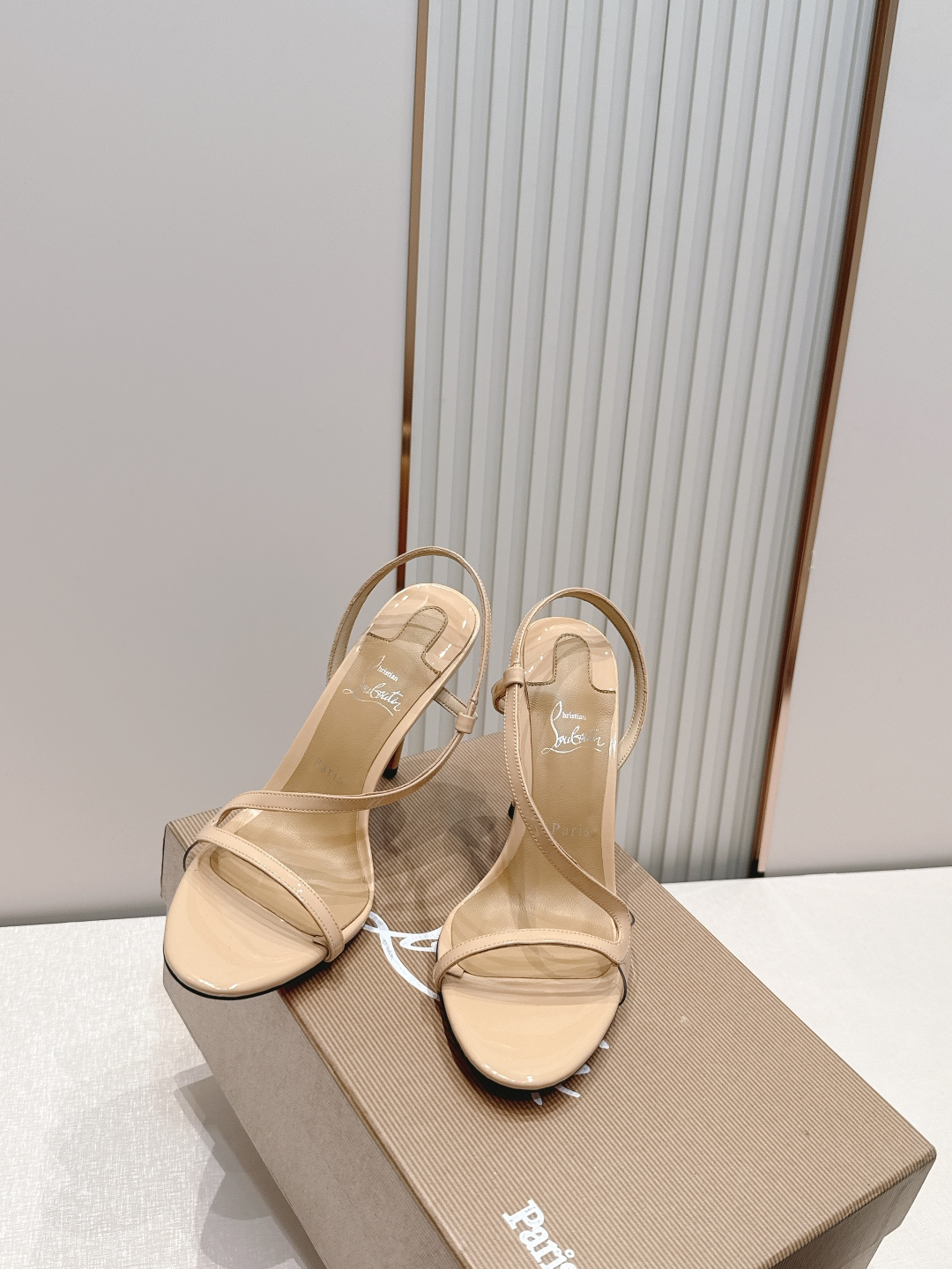 Christian Louboutin 26/Condora系列高跟凉鞋这是Christian Loub