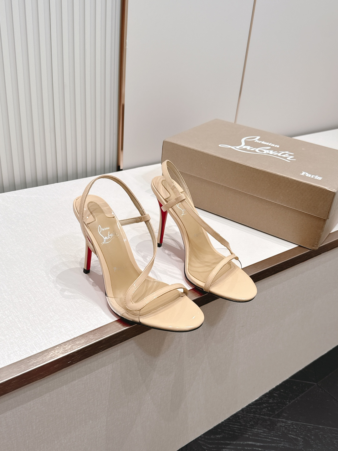 Christian Louboutin 26/Condora系列高跟凉鞋这是Christian Loub