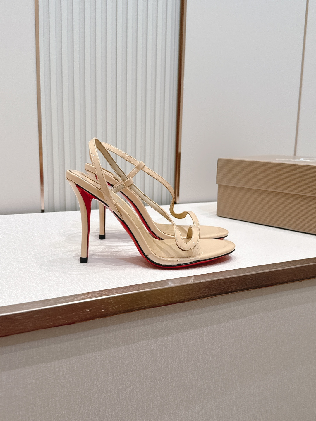 Christian Louboutin 26/Condora系列高跟凉鞋这是Christian Loub
