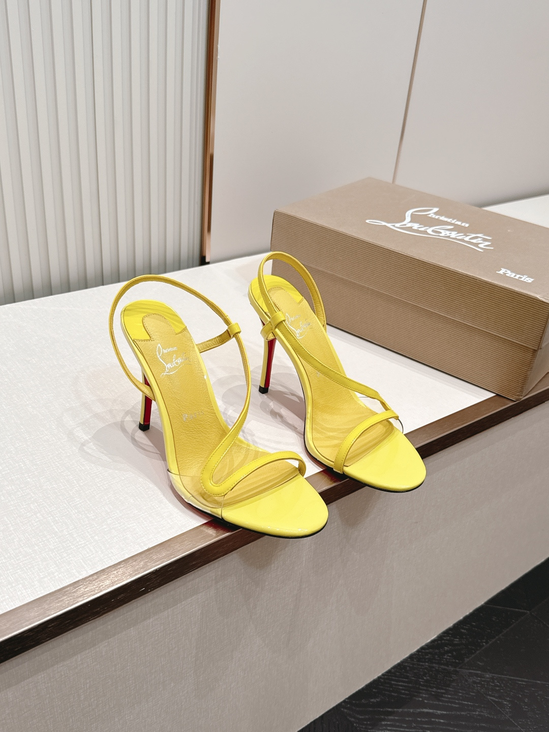 Christian Louboutin 26/Condora系列高跟凉鞋这是Christian Loub