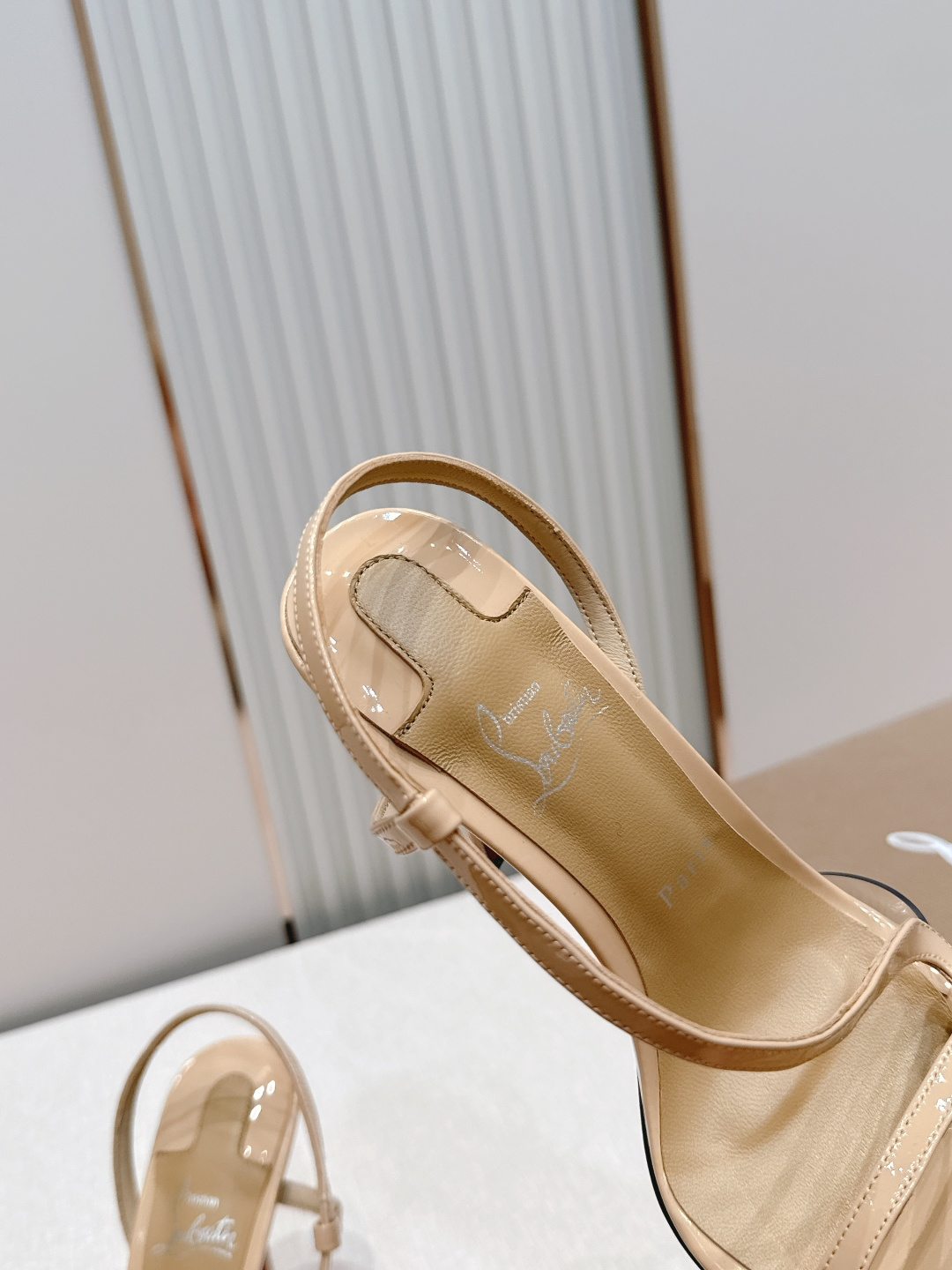 Christian Louboutin 26/Condora系列高跟凉鞋这是Christian Loub