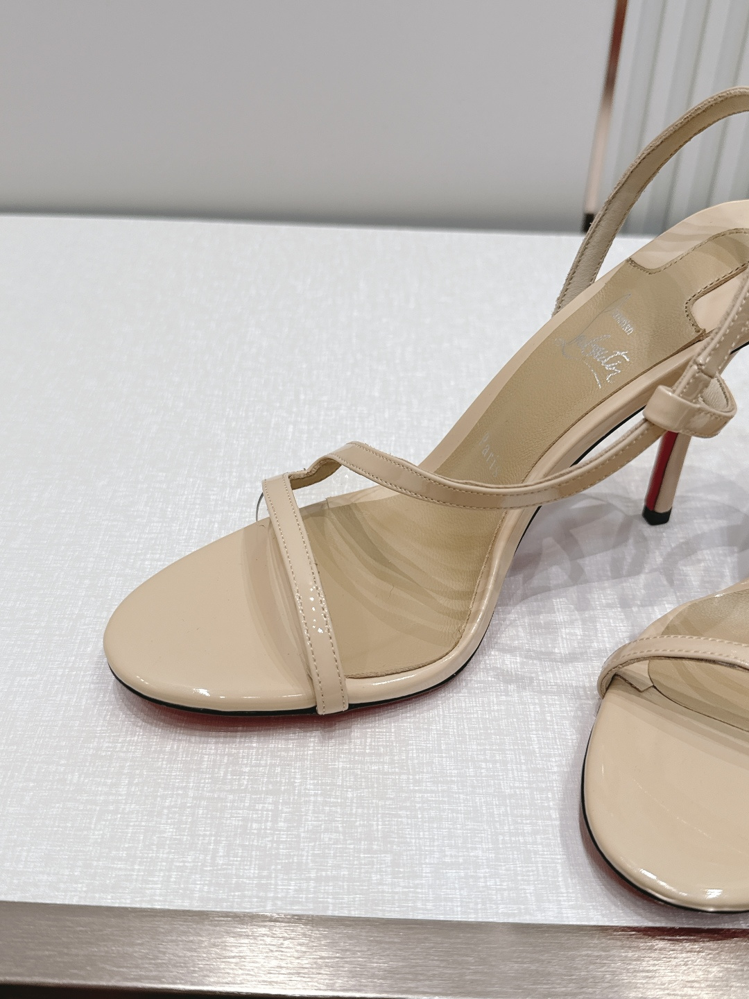 Christian Louboutin 26/Condora系列高跟凉鞋这是Christian Loub