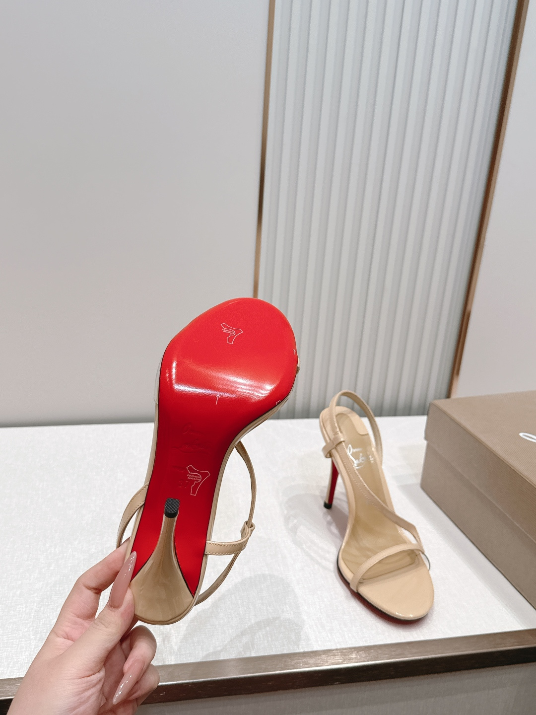 Christian Louboutin 26/Condora系列高跟凉鞋这是Christian Loub