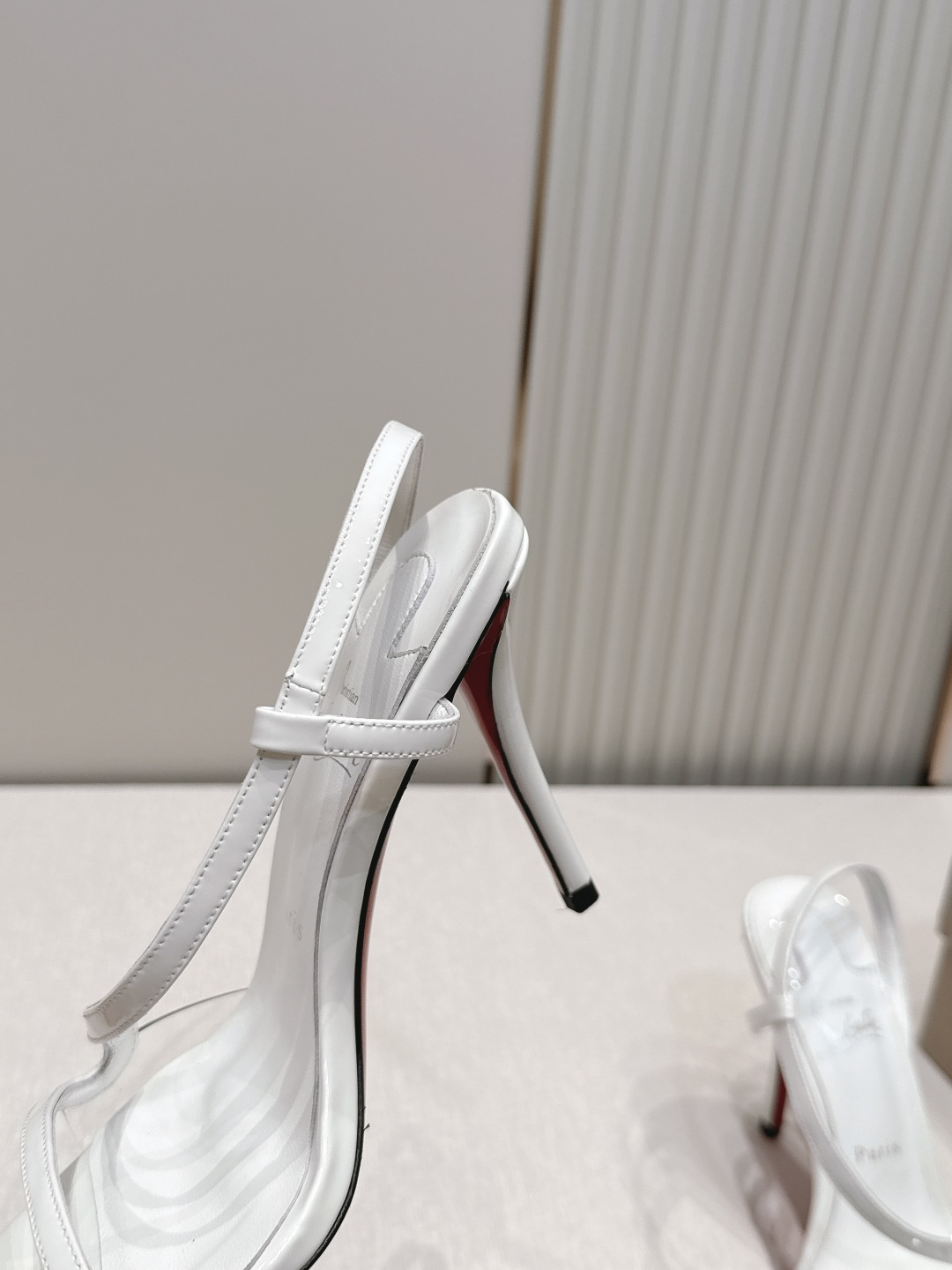 Christian Louboutin 26/Condora系列高跟凉鞋这是Christian Loub