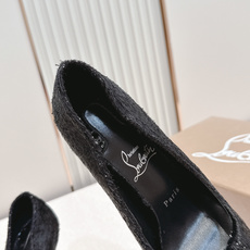 代购级Christian Louboutin 26/So Kate系列尖头细高跟鞋这是Christian 代购级Christian Louboutin 26/So Kate系列尖头细高跟鞋这是Christian