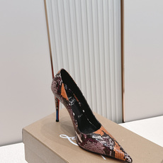 代购级Christian Louboutin 26/So Kate系列尖头细高跟鞋这是Christian 代购级Christian Louboutin 26/So Kate系列尖头细高跟鞋这是Christian