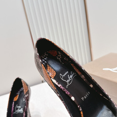 代购级Christian Louboutin 26/So Kate系列尖头细高跟鞋这是Christian 代购级Christian Louboutin 26/So Kate系列尖头细高跟鞋这是Christian