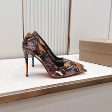 代购级Christian Louboutin 26/So Kate系列尖头细高跟鞋这是Christian 代购级Christian Louboutin 26/So Kate系列尖头细高跟鞋这是Christian