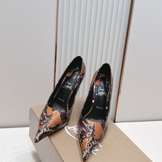 代购级Christian Louboutin 26/So Kate系列尖头细高跟鞋这是Christian 代购级Christian Louboutin 26/So Kate系列尖头细高跟鞋这是Christian