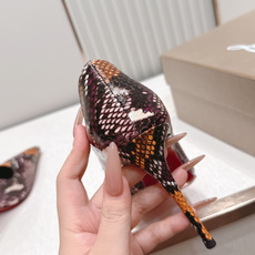 代购级Christian Louboutin 26/So Kate系列尖头细高跟鞋这是Christian 代购级Christian Louboutin 26/So Kate系列尖头细高跟鞋这是Christian