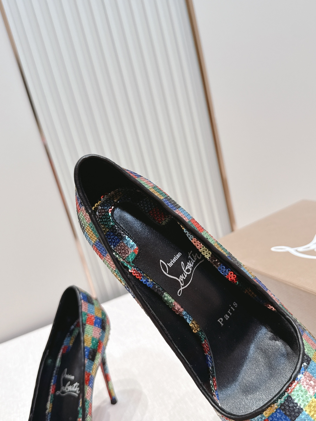 代购级Christian Louboutin 26/So Kate系列尖头细高跟鞋这是Christian
