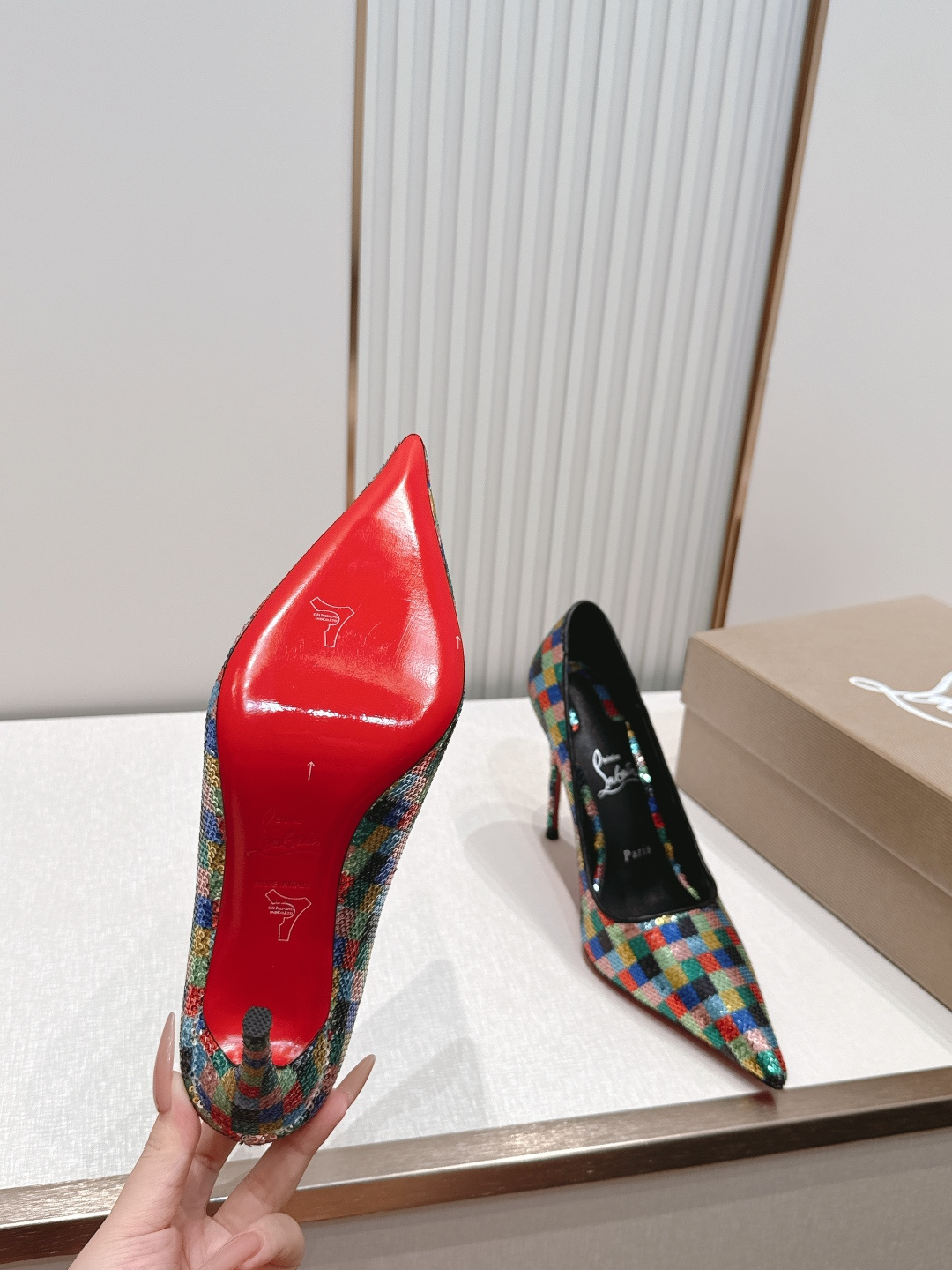 代购级Christian Louboutin 26/So Kate系列尖头细高跟鞋这是Christian