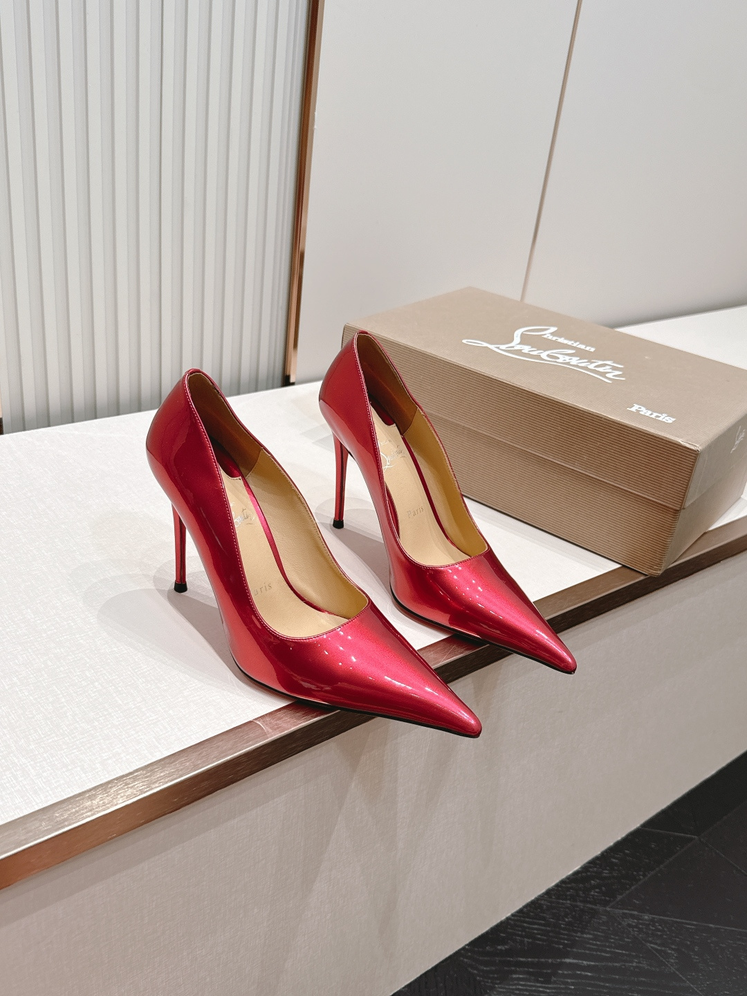 代购级Christian Louboutin 26/So Kate系列尖头细高跟鞋这是Christian