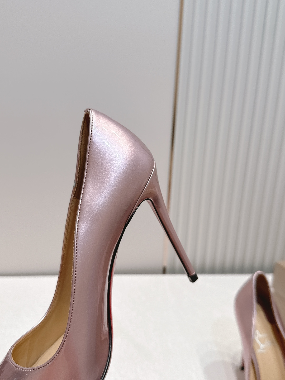 代购级Christian Louboutin 26/So Kate系列尖头细高跟鞋这是Christian