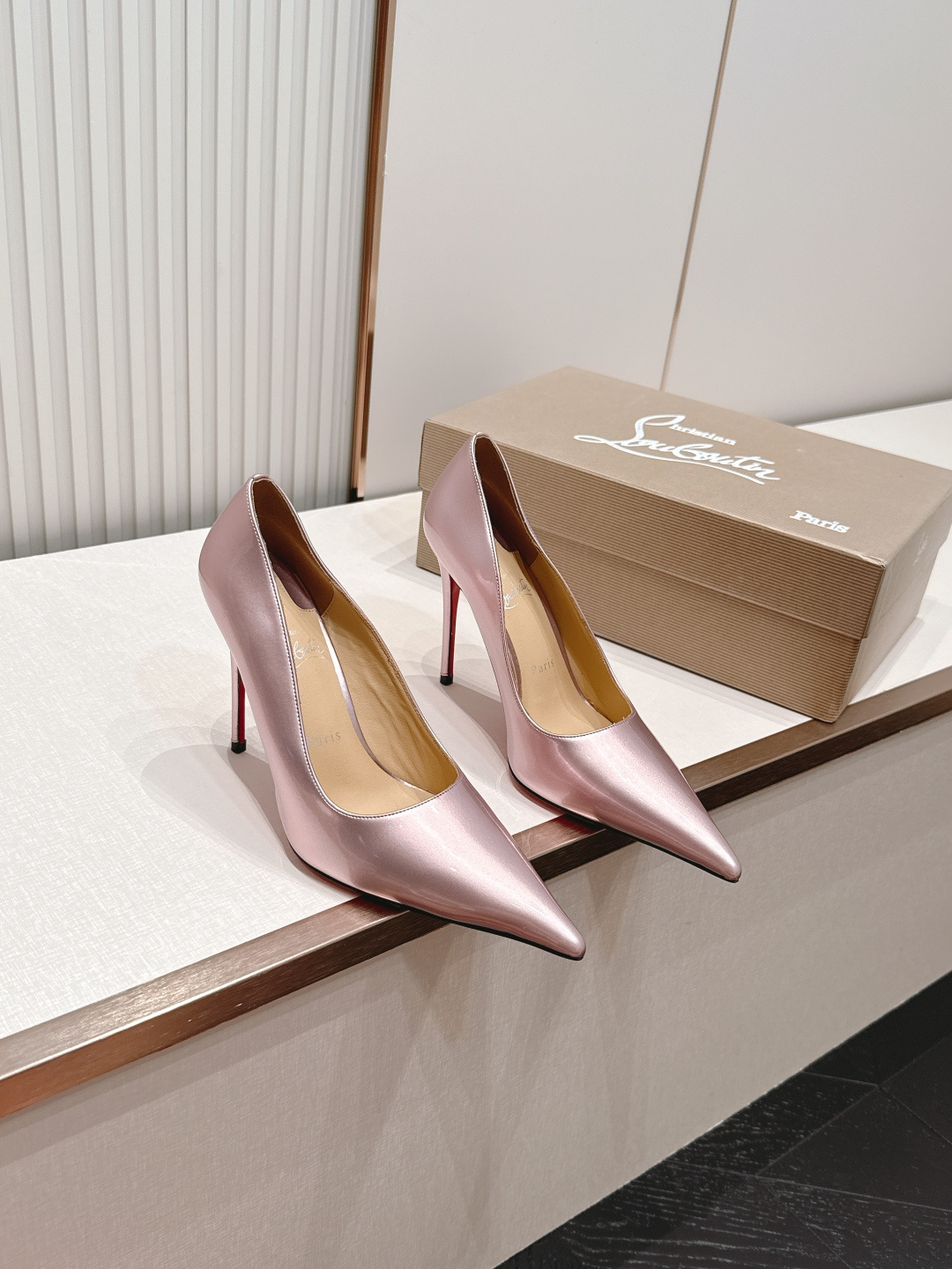 代购级Christian Louboutin 26/So Kate系列尖头细高跟鞋这是Christian
