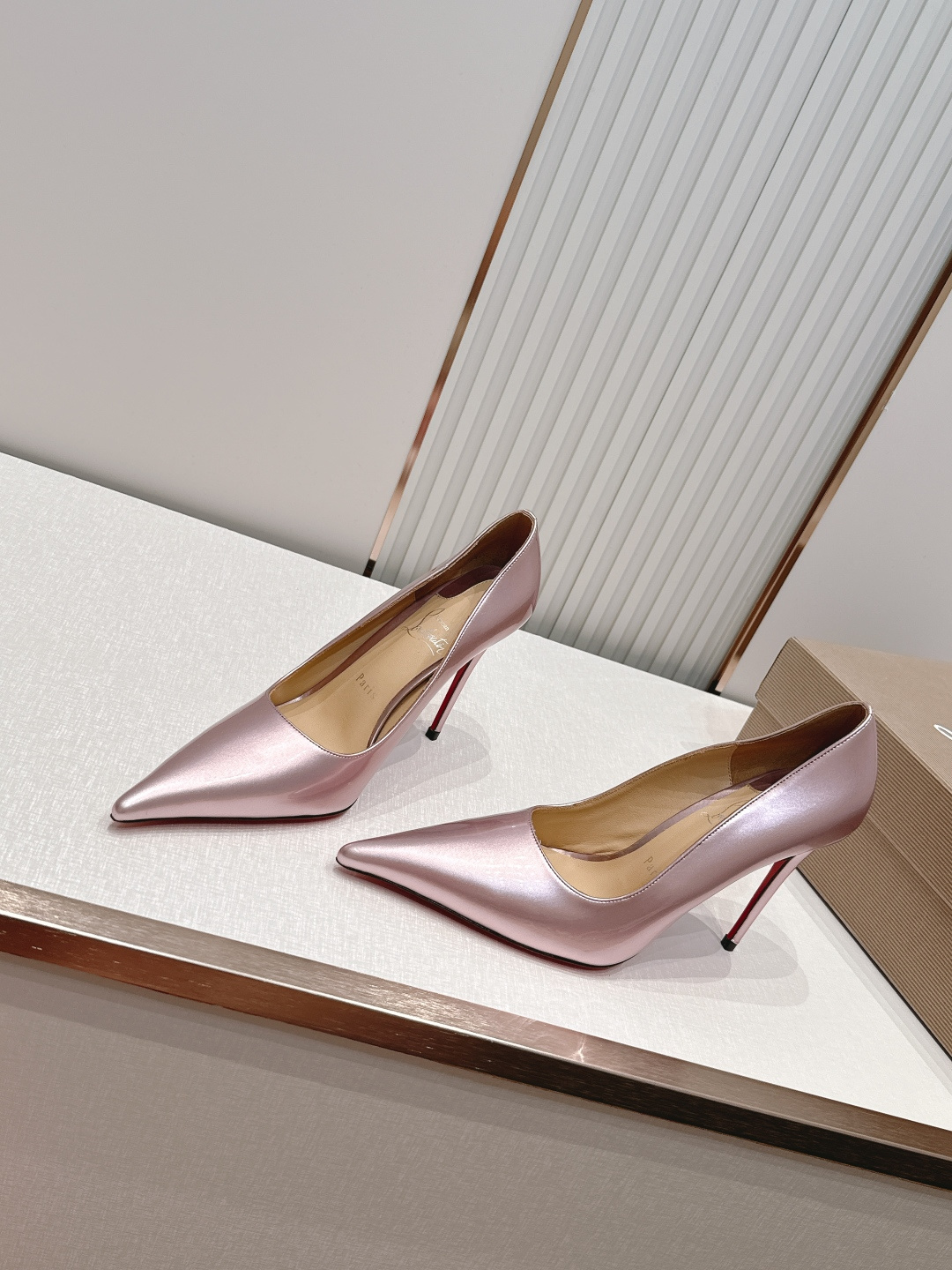 代购级Christian Louboutin 26/So Kate系列尖头细高跟鞋这是Christian