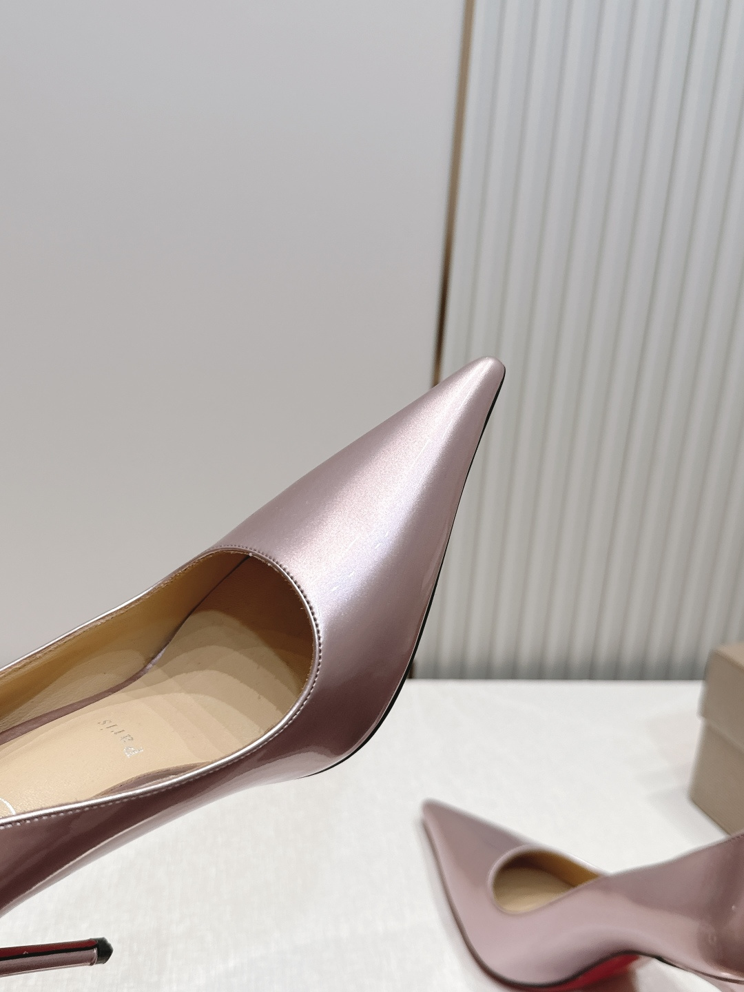 代购级Christian Louboutin 26/So Kate系列尖头细高跟鞋这是Christian