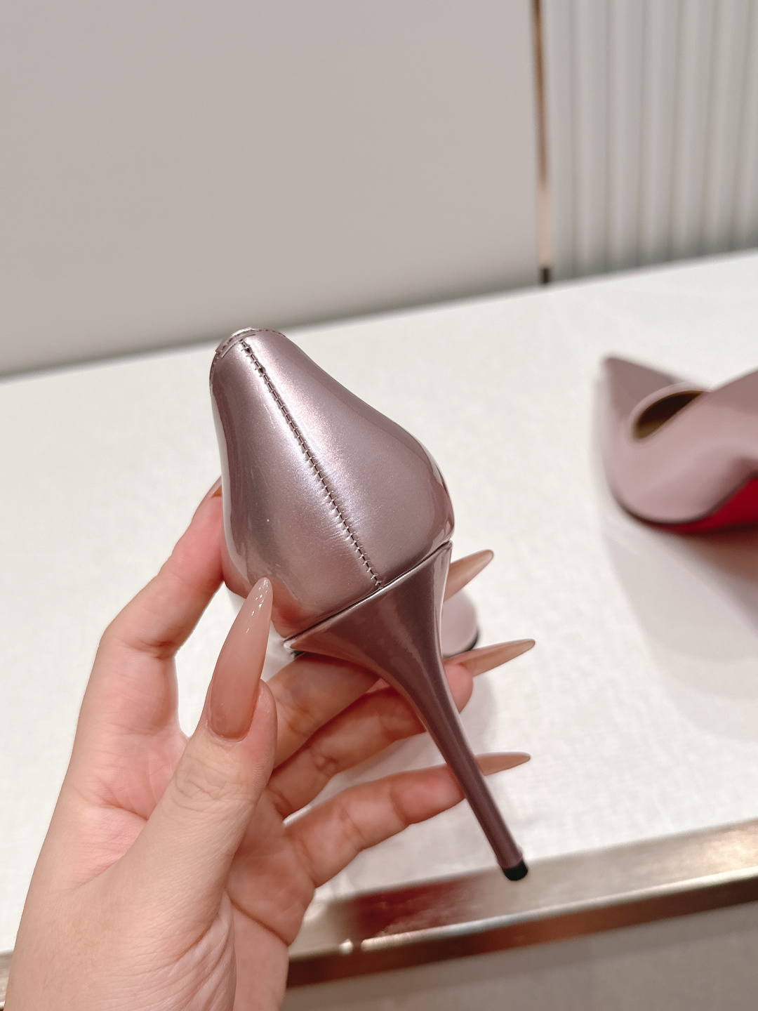 代购级Christian Louboutin 26/So Kate系列尖头细高跟鞋这是Christian