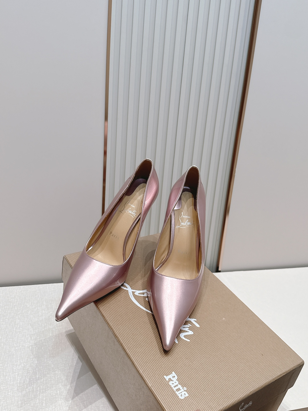 代购级Christian Louboutin 26/So Kate系列尖头细高跟鞋这是Christian