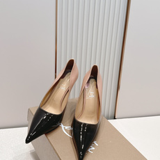 代购级Christian Louboutin 26/So Kate系列尖头细高跟鞋这是Christian 代购级Christian Louboutin 26/So Kate系列尖头细高跟鞋这是Christian