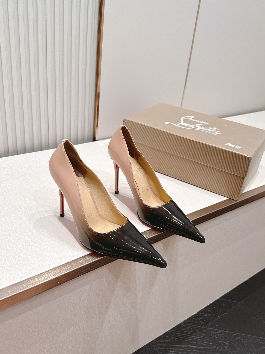 代购级Christian Louboutin 26/So Kate系列尖头细高跟鞋这是Christian