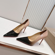 代购级Christian Louboutin 26/So Kate系列尖头细高跟鞋这是Christian 代购级Christian Louboutin 26/So Kate系列尖头细高跟鞋这是Christian