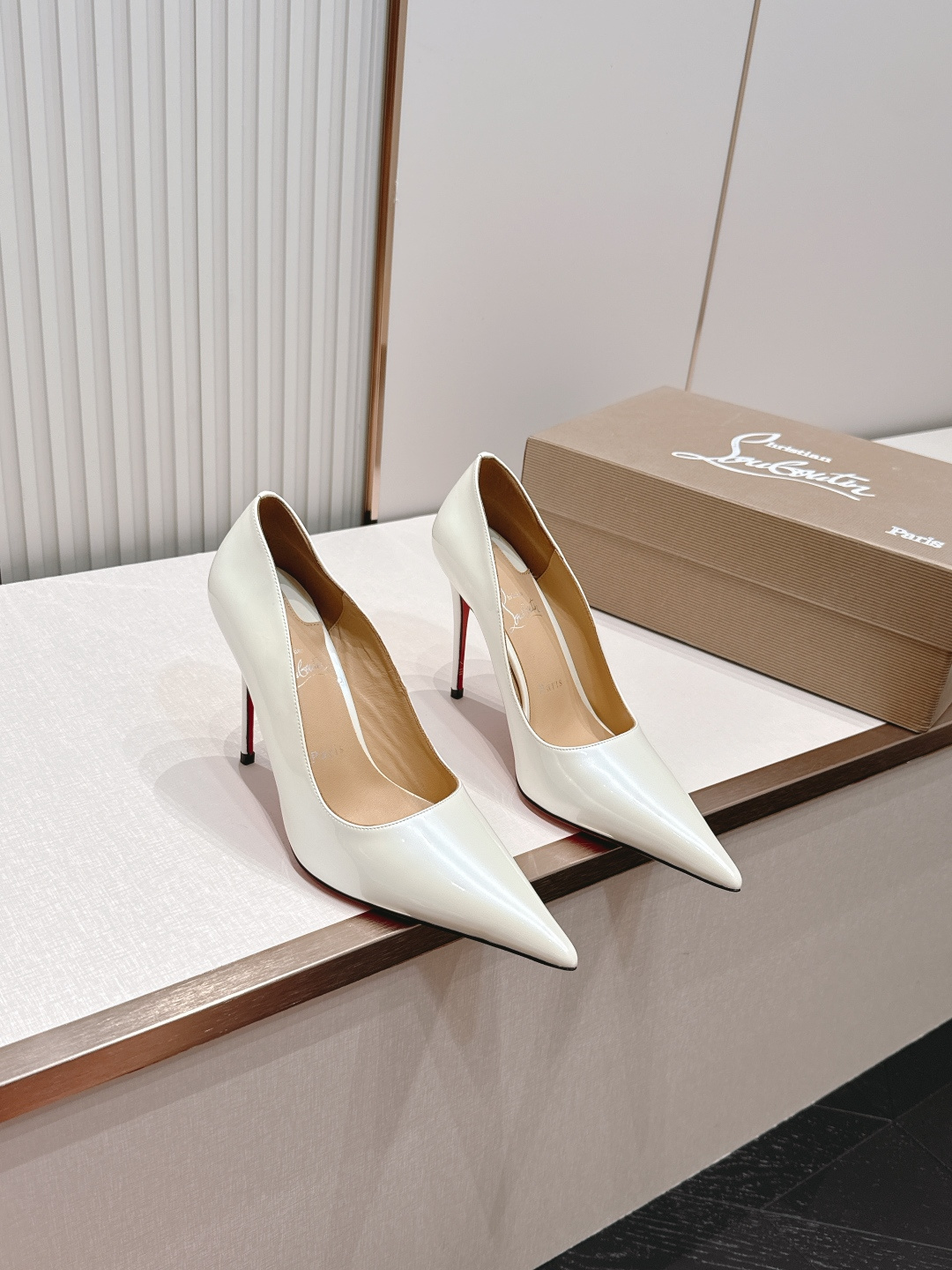 代购级Christian Louboutin 26/So Kate系列尖头细高跟鞋这是Christian