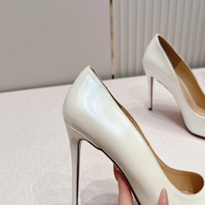 代购级Christian Louboutin 26/So Kate系列尖头细高跟鞋这是Christian 代购级Christian Louboutin 26/So Kate系列尖头细高跟鞋这是Christian