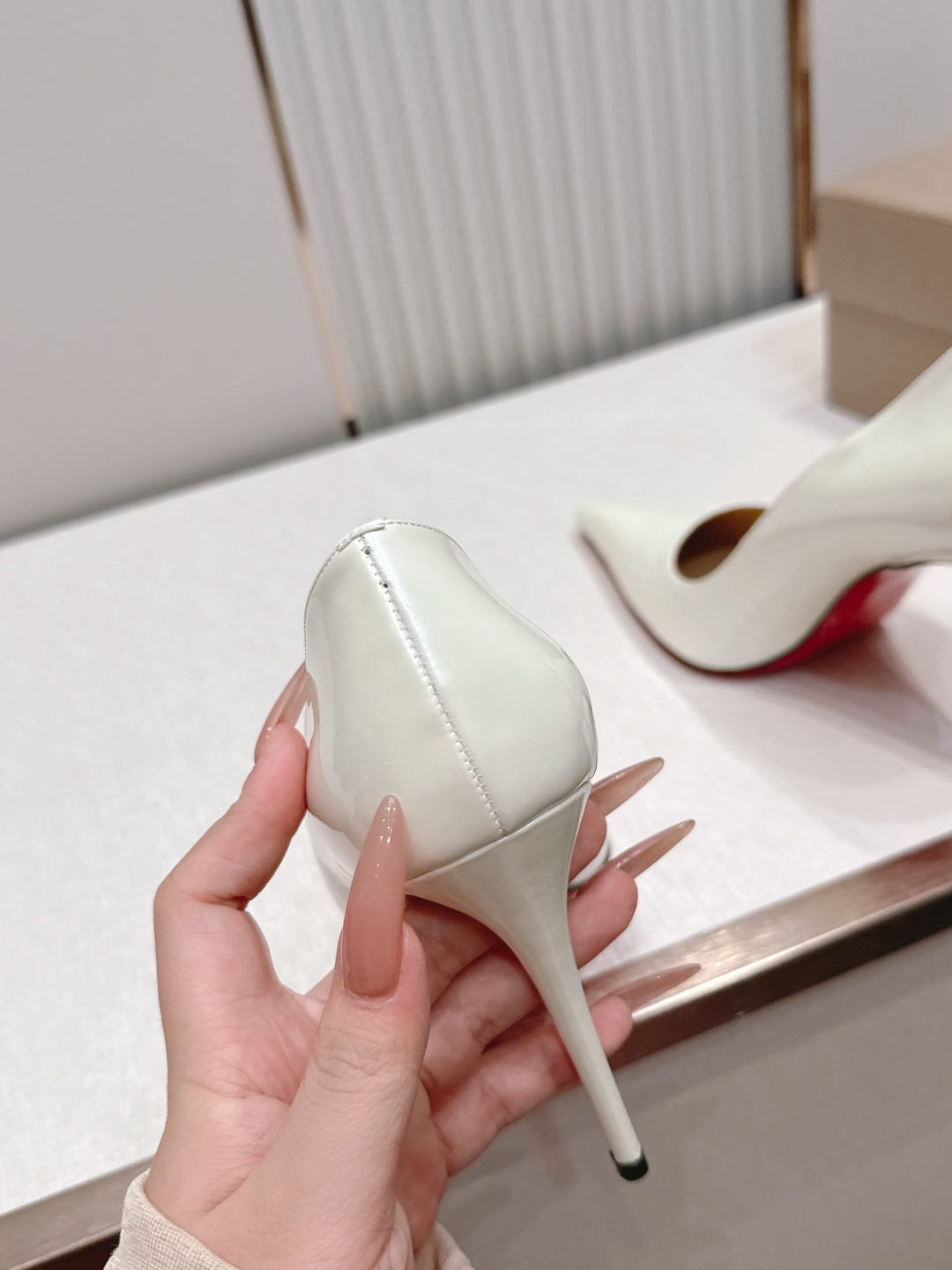 代购级Christian Louboutin 26/So Kate系列尖头细高跟鞋这是Christian 代购级Christian Louboutin 26/So Kate系列尖头细高跟鞋这是Christian