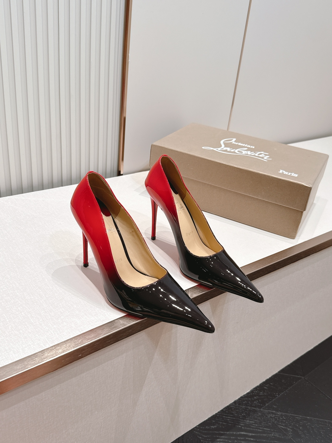 代购级Christian Louboutin 26/So Kate系列尖头细高跟鞋这是Christian