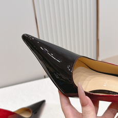 代购级Christian Louboutin 26/So Kate系列尖头细高跟鞋这是Christian 代购级Christian Louboutin 26/So Kate系列尖头细高跟鞋这是Christian