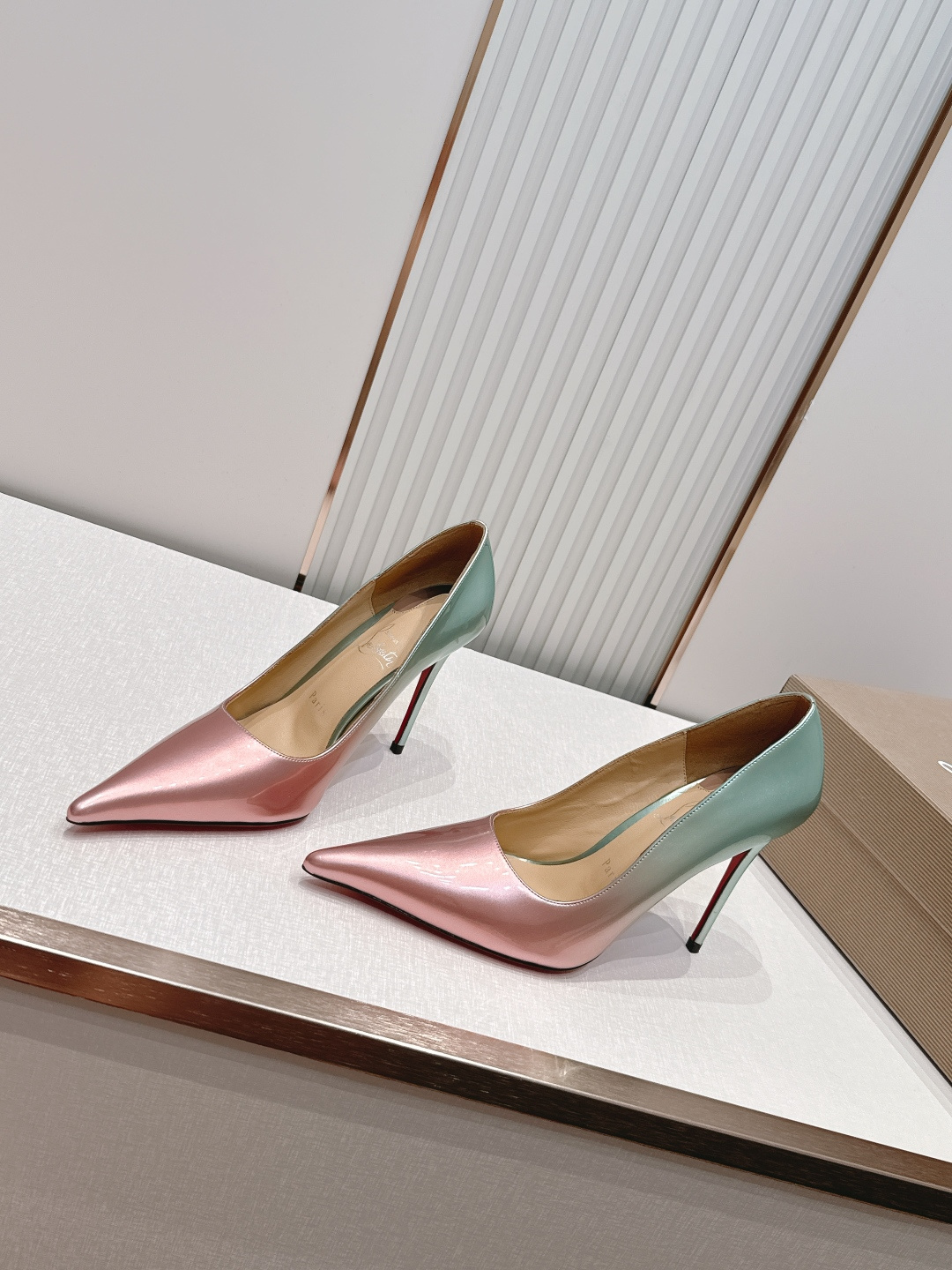 代购级Christian Louboutin 26/So Kate系列尖头细高跟鞋这是Christian