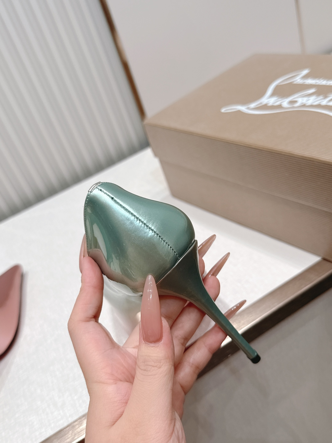 代购级Christian Louboutin 26/So Kate系列尖头细高跟鞋这是Christian