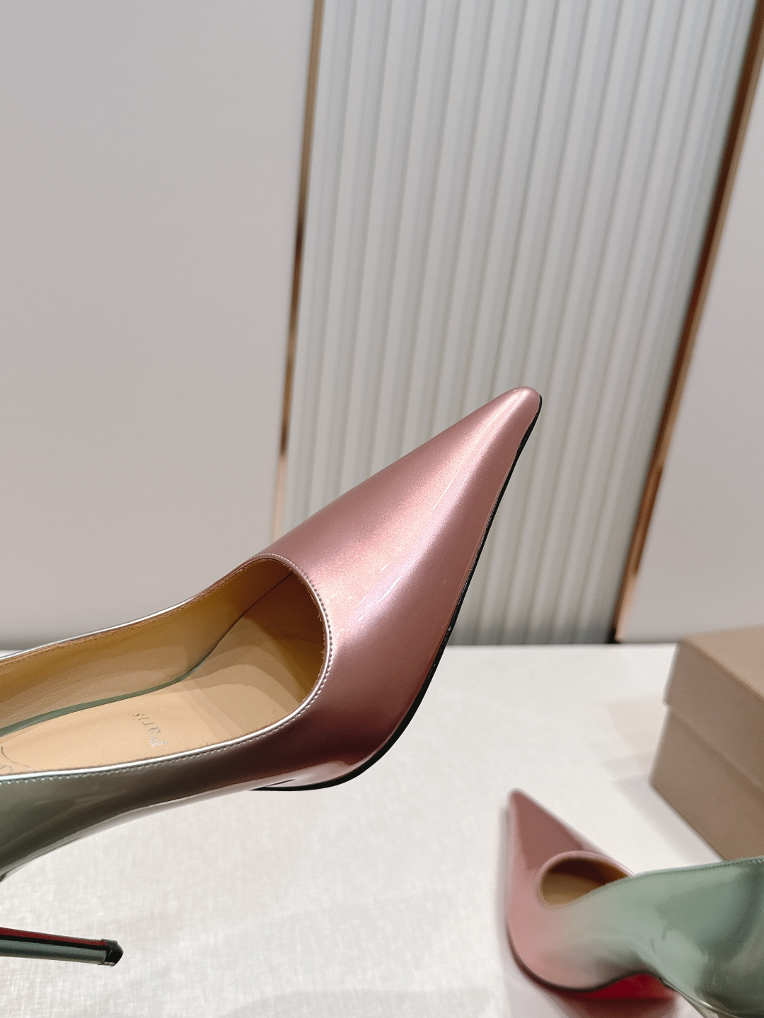 代购级Christian Louboutin 26/So Kate系列尖头细高跟鞋这是Christian