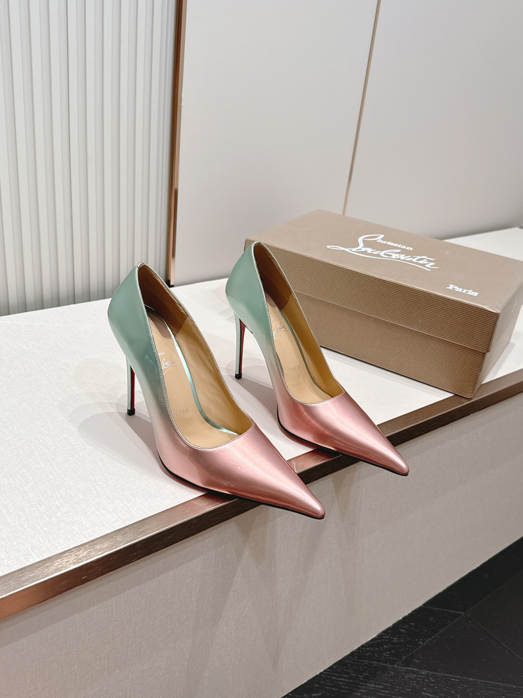 代购级Christian Louboutin 26/So Kate系列尖头细高跟鞋这是Christian