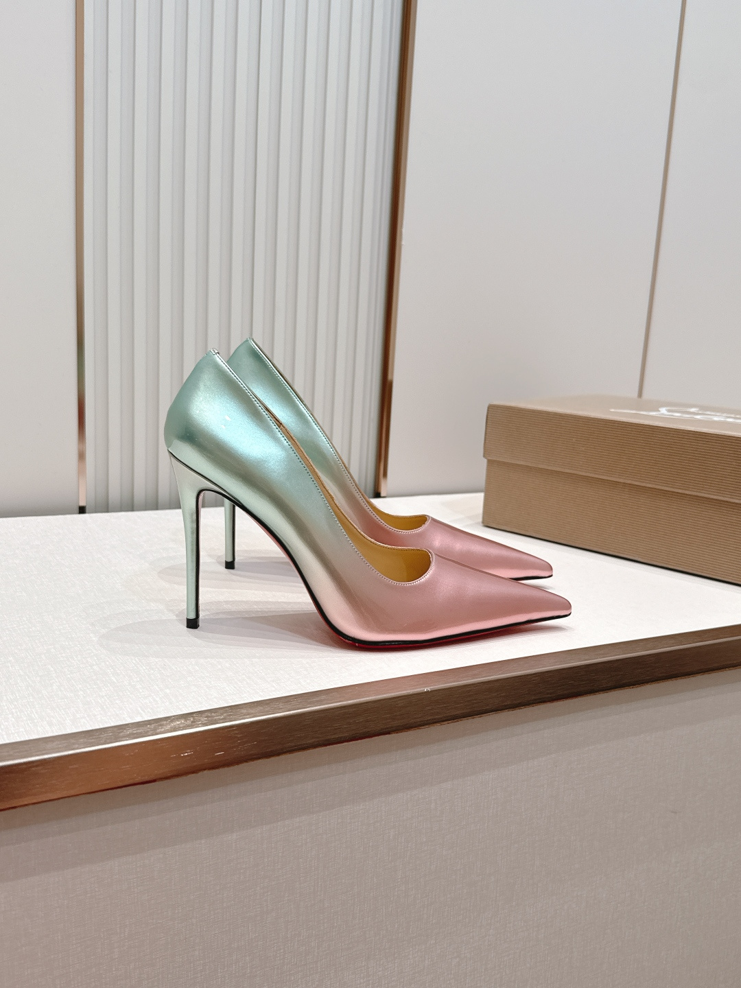 代购级Christian Louboutin 26/So Kate系列尖头细高跟鞋这是Christian