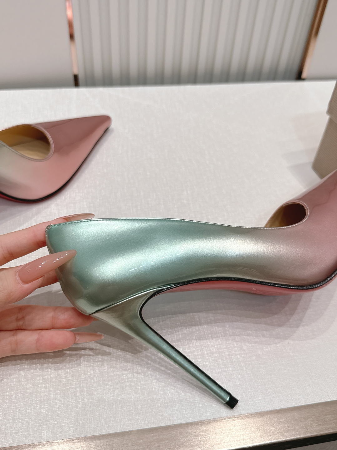 代购级Christian Louboutin 26/So Kate系列尖头细高跟鞋这是Christian
