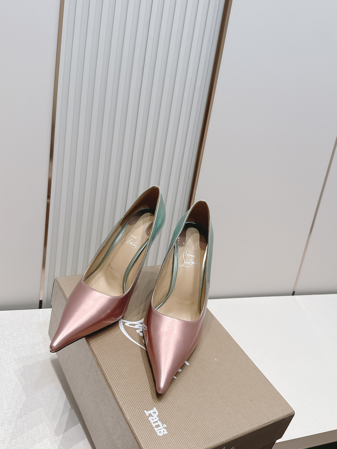 代购级Christian Louboutin 26/So Kate系列尖头细高跟鞋这是Christian