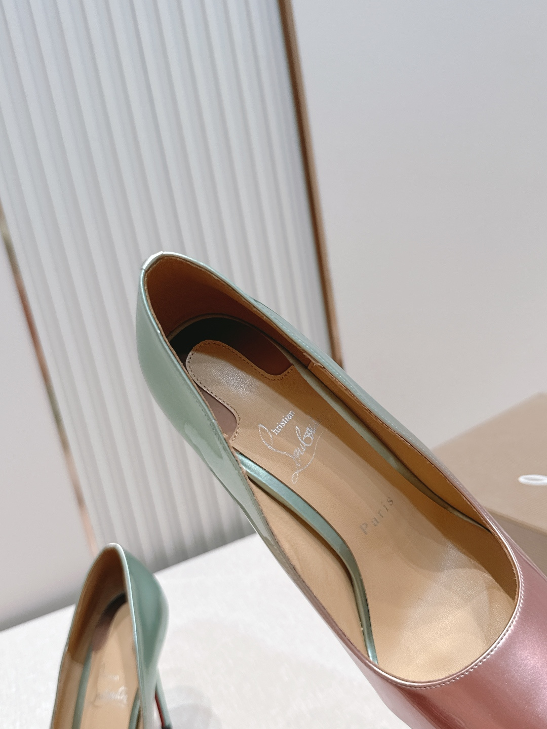 代购级Christian Louboutin 26/So Kate系列尖头细高跟鞋这是Christian